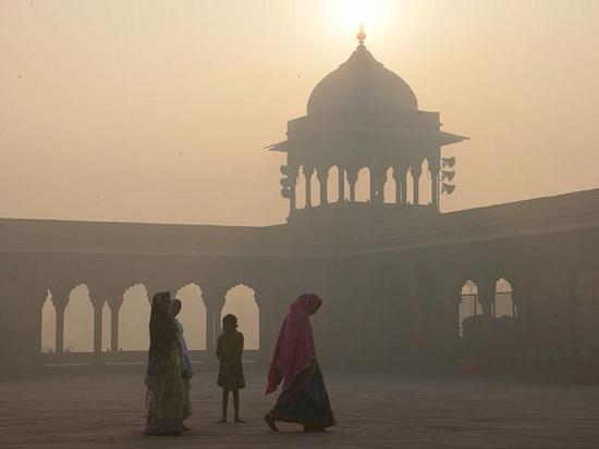 印度空气污染——早晨冒着雾霾上学的印度学生